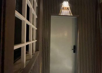 استديو بأثاث مريح وبسيط 