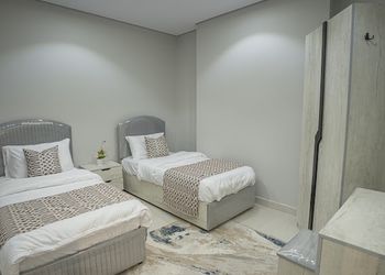 شقة بصالة جلوس وغرف نوم مريحة 
