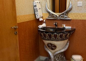 دور بثلاث غرف نوم ومجالس  