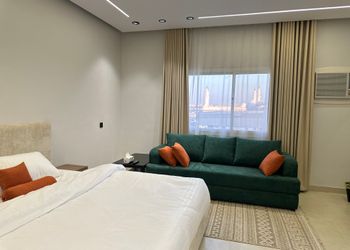 استديو بأثاث مريح وبسيط 