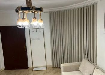شاليه بجلسة خارجية ومسطح اخضر