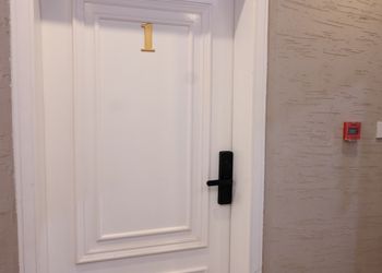 شقة بغرفة معيشة وغرفة نوم 