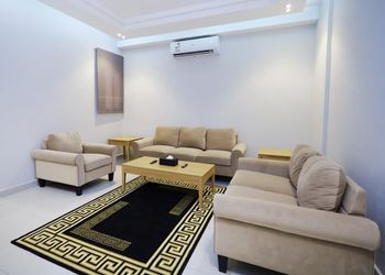 شقة بصالة وثلاث غرف نوم