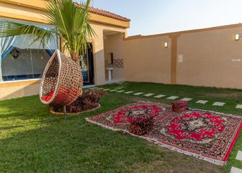 شاليه بمسطح اخضر وجلسة خارجية 