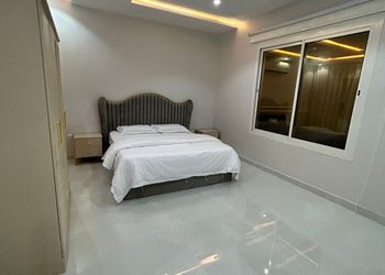 شاليه بمسطح اخضر ومسبح 