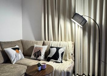 استديو بأثاث مريح وبسيط 