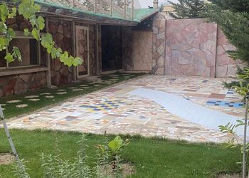 مزرعة بمسطحات خضراء وجلسة خارجية