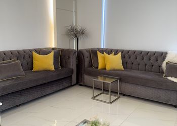 شاليه بمسطح اخضر وجلسة خارجية