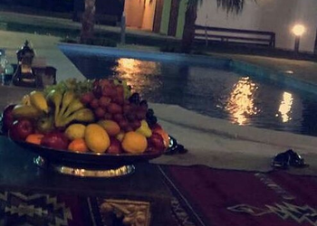 استراحة بمسطح اخضر وجلسه خارجيه