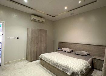شقة بصالة مريحة وجلسة خارجية 