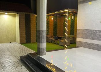 شاليه بمسطح اخضر وجلسة خارجية 