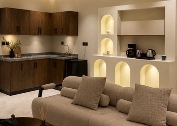 شقة بصالة فاخرة وغرفتين نوم 