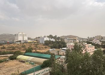 شقة بصالة وثلاث غرف نوم