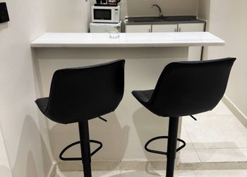 استديو بأثاث مريح وبسيط 