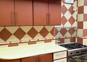 دور بثلاث غرف نوم ومجالس  