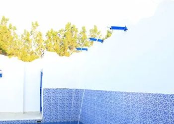 شاليه بمسبح خارجي وجلسة خارجية