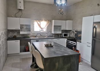 شاليه بجلسة خارجية وألعاب اطفال