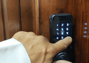 شقة بصالة وثلاث غرف نوم