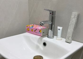 استديو بأثاث مريح وبسيط 