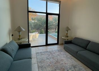استراحة بصالة جلوس ومسبح 