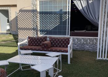 شاليه بجلسة تطل على مسبح خارجي 