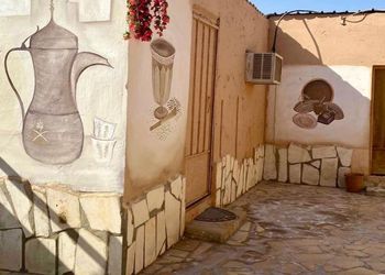 مزرعة بمسطحات خضراء وجلسة خارجية