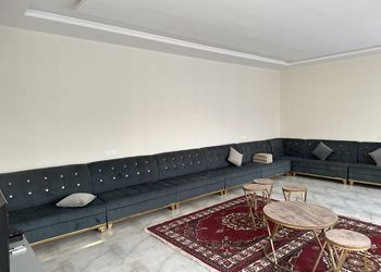 شاليه بمسطح اخضر وجلسة 