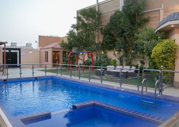 شاليه بجلسة خارجية وألعاب أطفال 