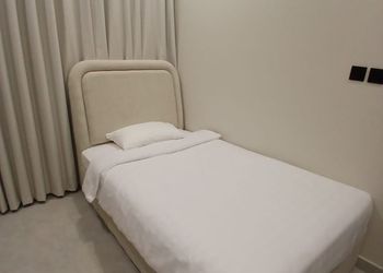 استديو بأثاث مريح وبسيط 