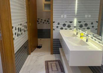 شقة بغرفتين نوم وأثاث مريح