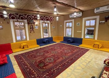 شاليه بطابع تراثي وجلسة خارجية 