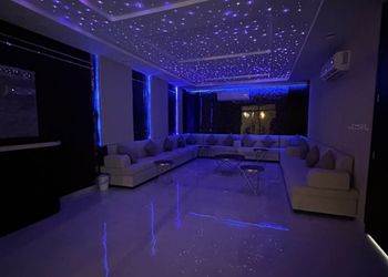 شاليه بجلسة تطل على مسبح خارجي 