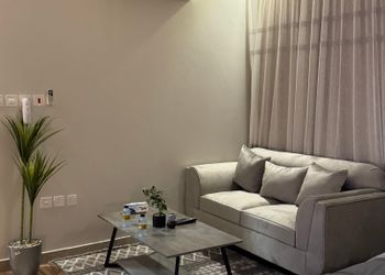 استديو بأثاث مريح وبسيط