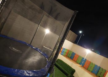 شاليه بمسبح ومسطح اخضر 