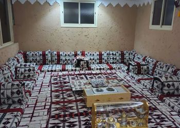 شقة بصالة مريحة وثلاث غرف نوم 