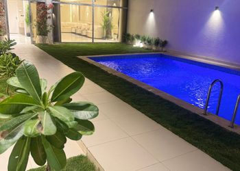 شاليه بجلسة خارجية ومسطح اخضر