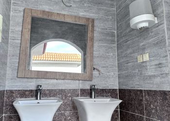 شاليه بمسطح اخضر وجلسة 
