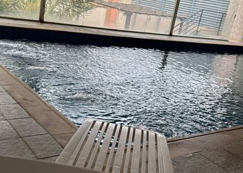 شاليه بمسطح اخضر وجلسة خارجية