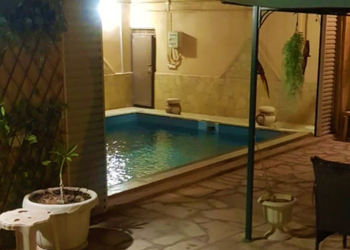 مزرعة بمسطح اخضر وجلسات خارجية 