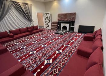 شاليه بجلسة تطل على مسبح خارجي 
