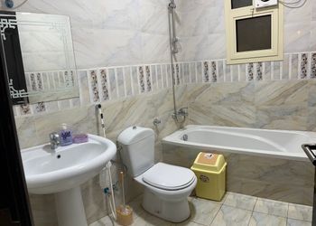 شقة بصالة جلوس وثلاث غرف نوم