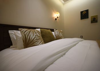 استديو بأثاث مريح وبسيط 