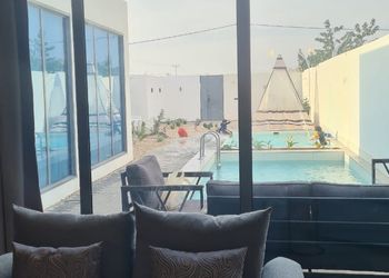 شاليه بمسطح اخضر و مسبح خارجي 