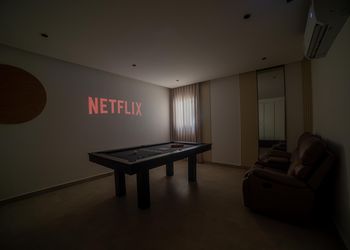 شقة بغرفتين نوم وسينما وبلياردو