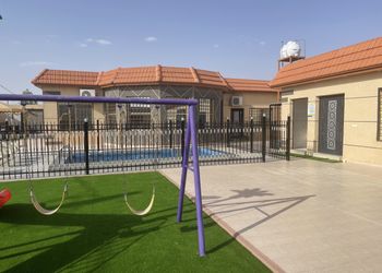 شاليه بجلسة خارجية ومسطح اخضر
