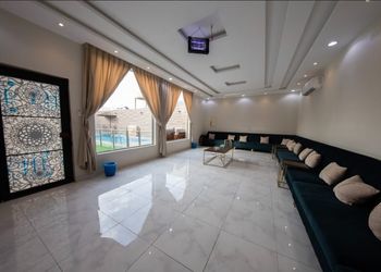 شاليه بألعاب أطفال وجلسة خارجية
