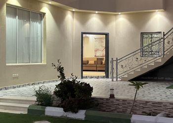 شاليه تصميم واسع ومسبح خارجي 