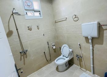 استديو بسرير ماستر وأثاث مريح 
