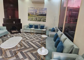 شاليه بجلسة تطل على مسبح داخلي 