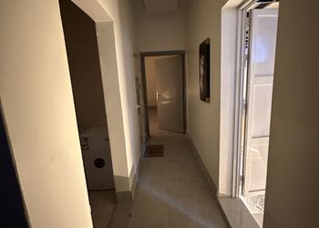 شقة بغرفة بروجكتر وجلسة خارجية 